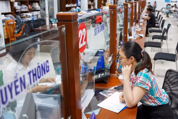 Người dân làm thủ tục hành chính