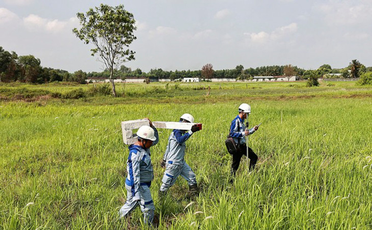 Công nhân triển khai cắm cọc xác định ranh giải phóng mặt bằng làm cao tốc TP.HCM - Mộc Bài Công nhân triển khai cắm cọc xác định ranh giải phóng mặt bằng làm cao tốc TP.HCM - Mộc Bài