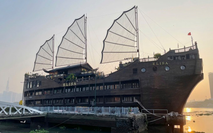 Tàu nhà hàng Elisa neo đậu tại Bến Bạch Đằng, Quận 1, TP.HCM