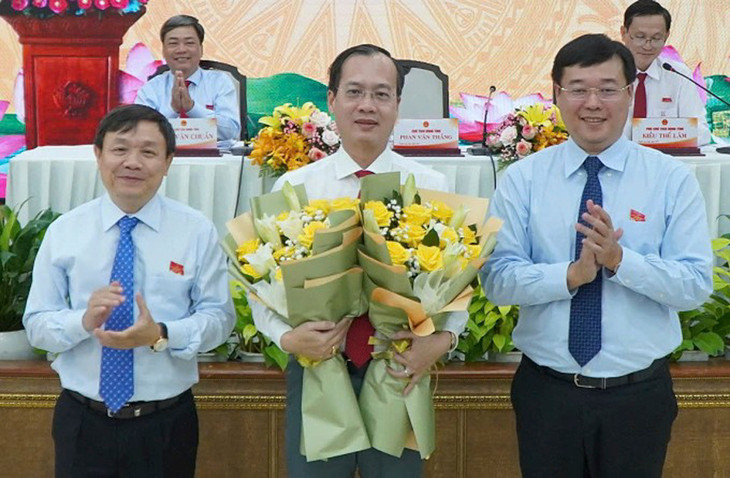 Ông Trần Trí Quang (giữa) nhận hoa chúc mừng từ lãnh đạo Tỉnh ủy Đồng Tháp Ông Trần Trí Quang (giữa) nhận hoa chúc mừng từ lãnh đạo Tỉnh ủy Đồng Tháp