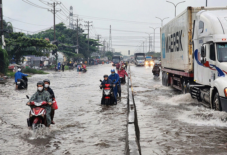 Đoạn Quốc lộ 1 gần cầu An Lập bị ngập Đoạn Quốc lộ 1 gần cầu An Lập bị ngập