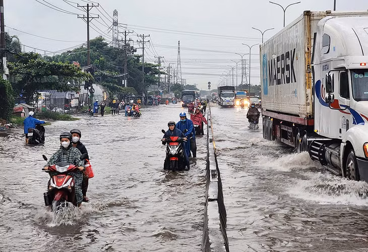 Đoạn Quốc lộ 1 gần cầu An Lập bị ngập