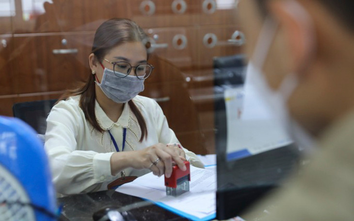 Cán bộ làm thủ tục hành chính tại UBND TP Thủ Đức Cán bộ làm thủ tục hành chính tại UBND TP Thủ Đức