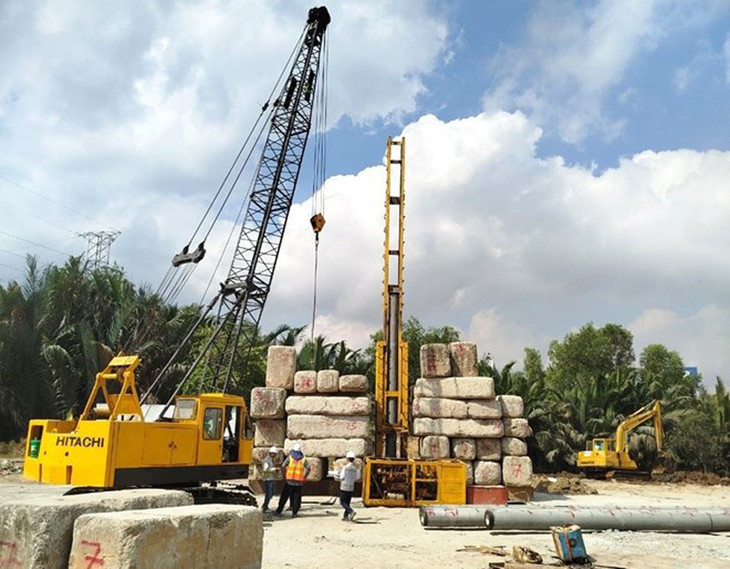 Nhà thầu triển khai máy móc thi công cầu Kỳ Hà 4 thuộc Dự án nút giao Mỹ Thủy