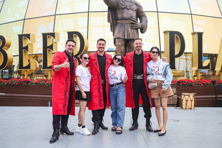 Khách du lịch hứng khởi chụp hình lưu niệm cùng các nghệ sỹ tại Sun World Ba Na Hills Khách du lịch hứng khởi chụp hình lưu niệm cùng các nghệ sỹ tại Sun World Ba Na Hills