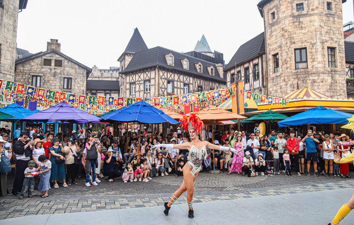 Nghệ sỹ nước ngoài biểu diễn tại Sun World Ba Na Hills, Đà Nẵng Nghệ sỹ nước ngoài biểu diễn tại Sun World Ba Na Hills, Đà Nẵng