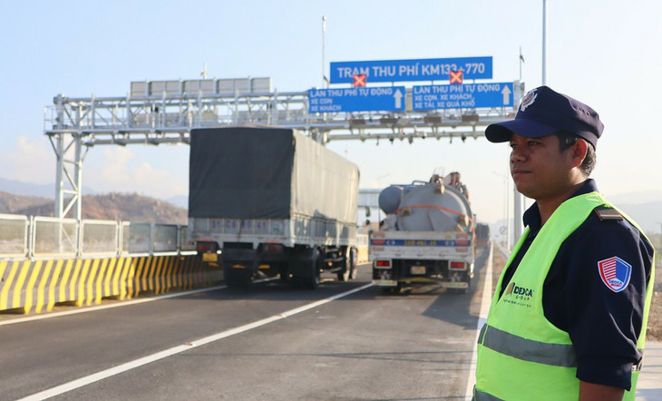 Theo thống kê của đơn vị vận hành, từ ngày 26/4 đến trưa 2/5, cao tốc Cam Lâm - Vĩnh Hảo ghi nhận hơn 74.300 xe chạy qua