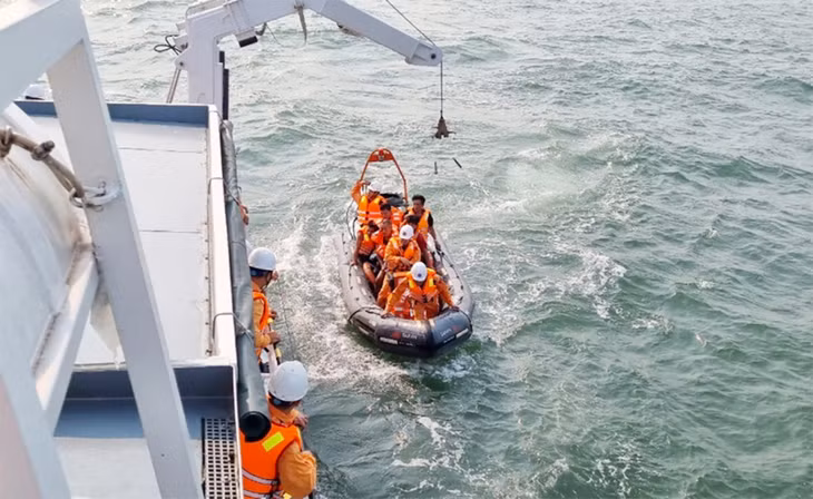 Lực lượng chức năng đưa các thuyền viên từ tàu Sunrise 268 lên tàu cứu hộ