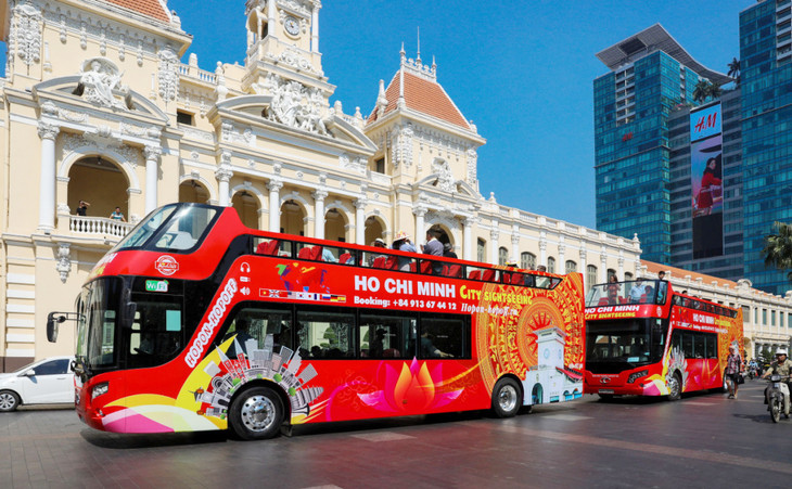 Buýt mui trần đưa khách tham quan khu trung tâm TP.HCM