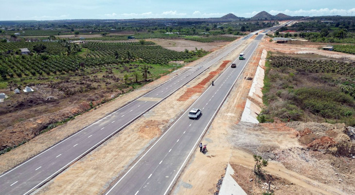 Đường Hàm Kiệm - Tiến Thành cho xe đi qua