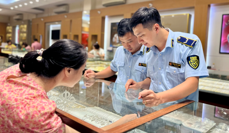 Tổng cục Quản lý thị trường kiểm tra cửa hàng vàng tại Hà Nội
