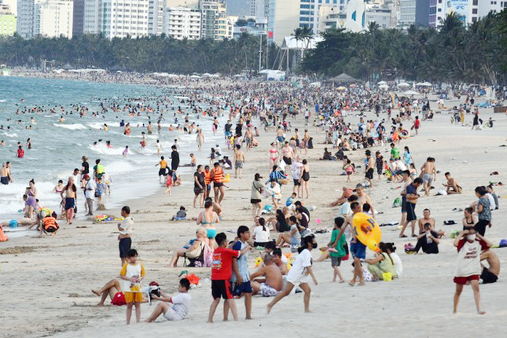 Đông đảo du khách đổ ra tắm biển giải nhiệt tại bờ biển Nha Trang.