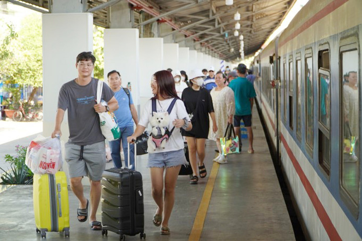 Hành khách lên tàu tại ga Sài Gòn trong dịp lễ 30/4 vừa qua