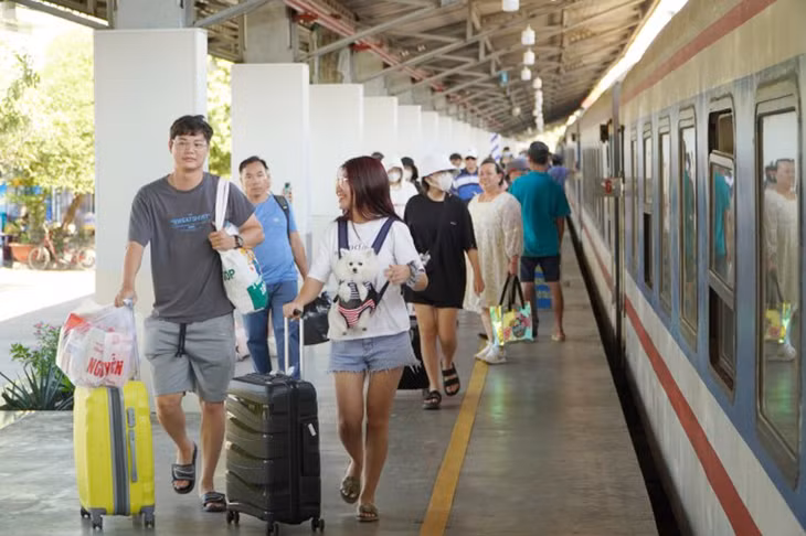 Hành khách lên tàu tại ga Sài Gòn trong dịp lễ 30/4 vừa qua