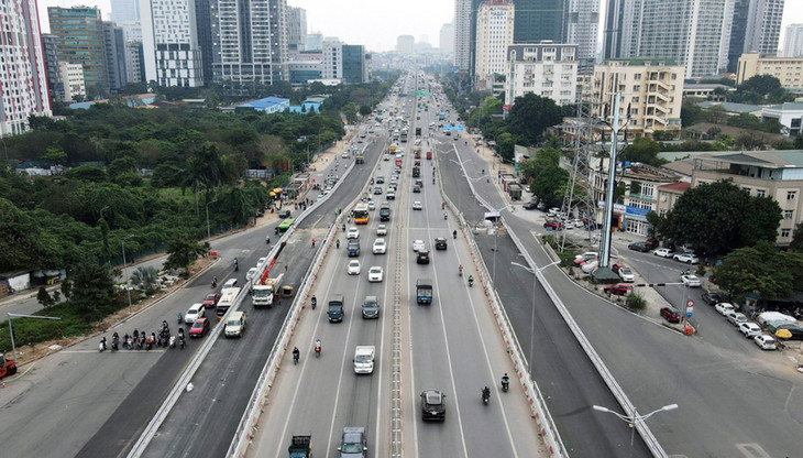 Hai cầu thép được xây dựng hai bên cầu vượt Mai Dịch cũ