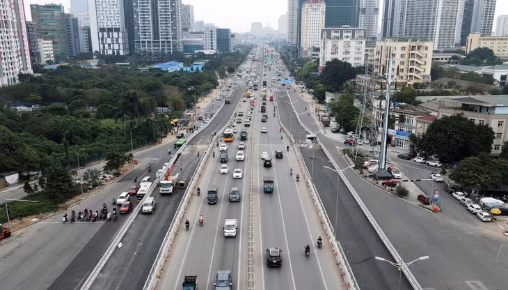 Hai cầu thép được xây dựng hai bên cầu vượt Mai Dịch cũ