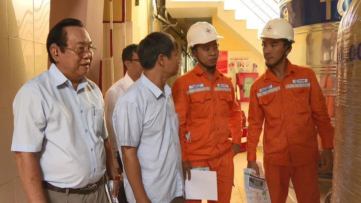 Tư vấn khách hàng sản xuất tại Bình Dương thực hiện các giải pháp tiết kiệm điện. Ảnh: EVNSPC