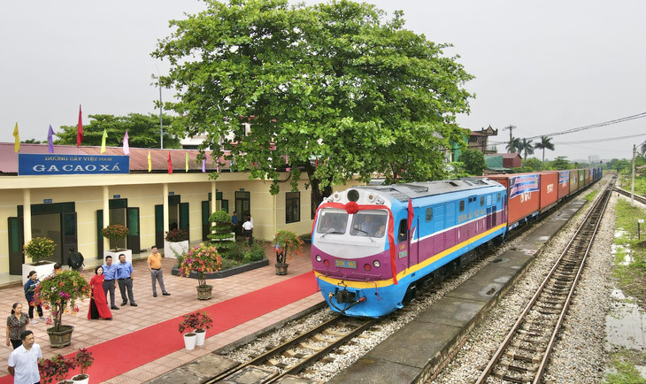 Đoàn tàu gồm 12 container chở lưu huỳnh, nhôm và sữa, đóng tại các nhà máy trên địa bàn các tỉnh Hải Dương, Hải Phòng, Hưng Yên Đoàn tàu gồm 12 container chở lưu huỳnh, nhôm và sữa, đóng tại các nhà máy trên địa bàn các tỉnh Hải Dương, Hải Phòng, Hưng Yên