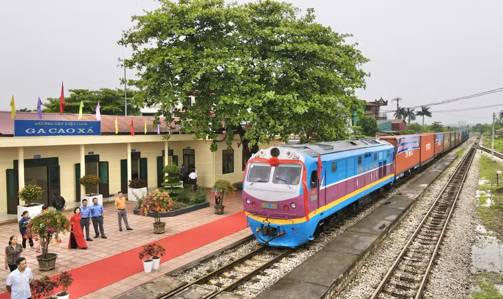 Đoàn tàu gồm 12 container chở lưu huỳnh, nhôm và sữa, đóng tại các nhà máy trên địa bàn các tỉnh Hải Dương, Hải Phòng, Hưng Yên