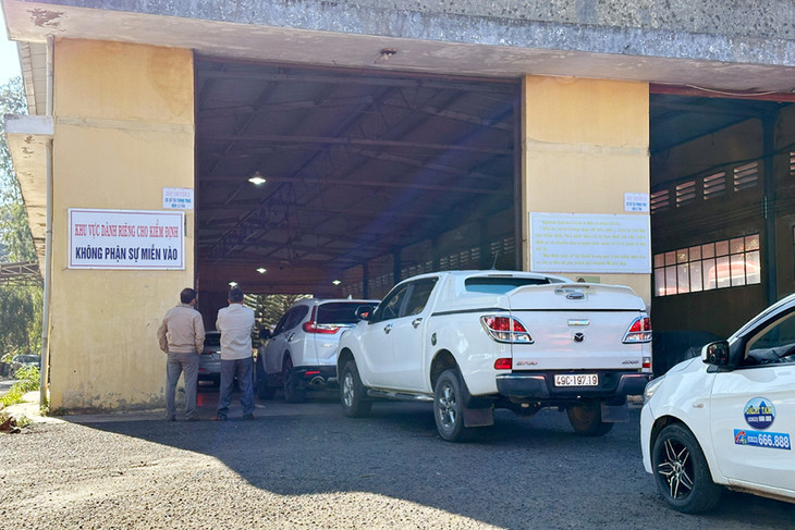 Ô tô chờ đăng kiểm tại Trung tâm Đăng kiểm xe cơ giới Lâm Đồng