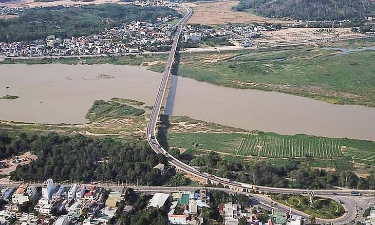 Cầu Trà Khúc 2 qua sông cùng tên trên tuyến giao thông huyết mạch Quốc lộ 1A