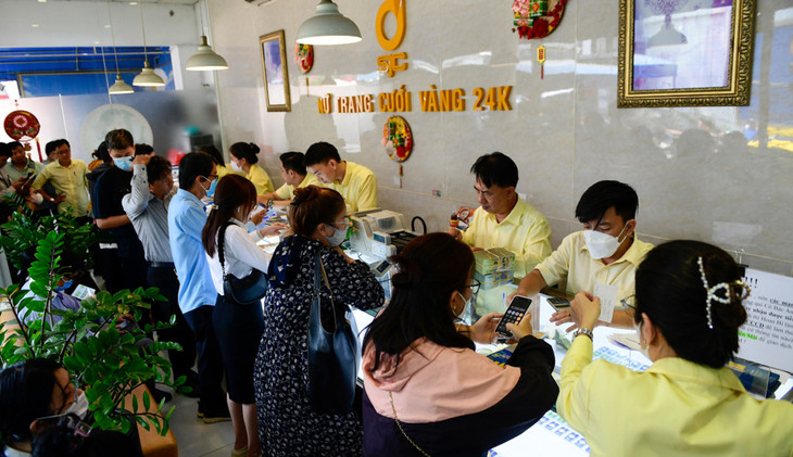 Khách xếp hàng chờ mua vàng ở cửa hàng SJC