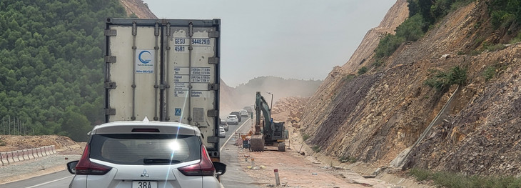 Mái taluy dương của tuyến đường bị sạt lở nặng tại Km70