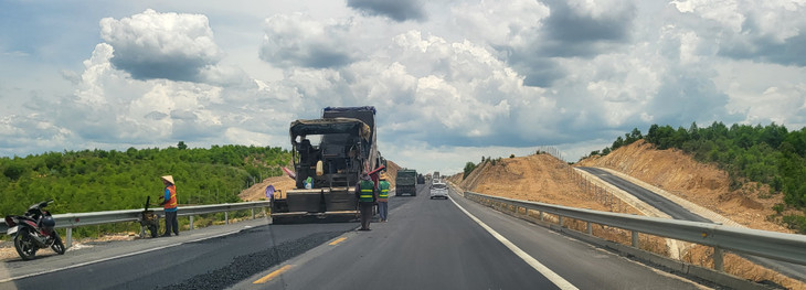 Mặt đường bị &quot;sống trâu&quot; đang được nhà thầu cào bóc bê tông nhựa, thi công lại