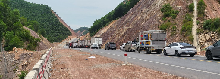 Các phương tiện ùn ứ trên tuyến cao tốc Cam Lộ - La Sơn