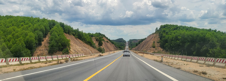 Cao tốc Cam Lộ - La Sơn thuộc Dự án xây dựng đường bộ cao tốc Bắc - Nam phía Đông giai đoạn 2017 - 2020. dài 98,35 km, điểm đầu tại Cam Lộ (Quảng Trị), điểm cuối tại La Sơn (Thừa Thiên Huế), do Ban Quản lý dự án đường Hồ Chí Minh (Bộ Giao thông vận tải) làm đại diện chủ đầu tư, tổng mức đầu tư 7.669 tỷ đồng. Dự án có 11 gói thầu xây lắp. Công trình khởi công năm 2019, khánh thành tháng 12/2022. Trong giai đoạn đầu, đầu tư hoàn thành quy mô 2 làn xe, bề rộng nền đường 12 m, riêng các đoạn vượt xe, quy mô 4 làn xe, bề rộng nền đường 23 m./.