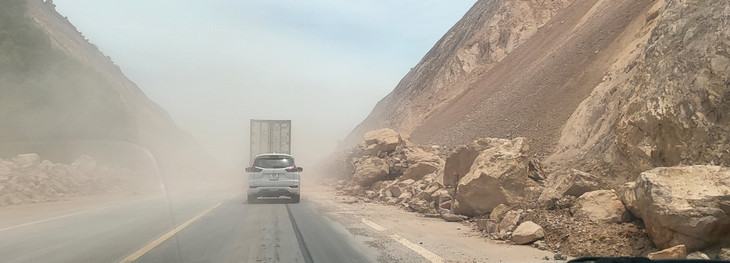 Vụ sạt lở được khắc phục tạm thời, thông tuyến, các phương tiện nơm nớp đi qua