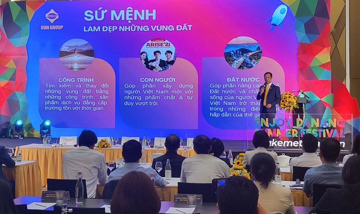 Ông Nguyễn Văn Bình, Chủ tịch Sungroup vùng miền Trung giới thiệu những sản phẩm du lịch mới sẽ được tổ chức tại Lễ hội. Ảnh: Hà Minh