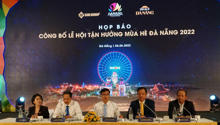 Đại diện Sở Du lịch, Hiệp hội du lịch Đà Nẵng, tập đoàn Sungroup trao đổi thêm về các sản phẩm du lịch 2022 và các năm tiếp theo tại buổi họp báo. Ảnh: Hà Minh