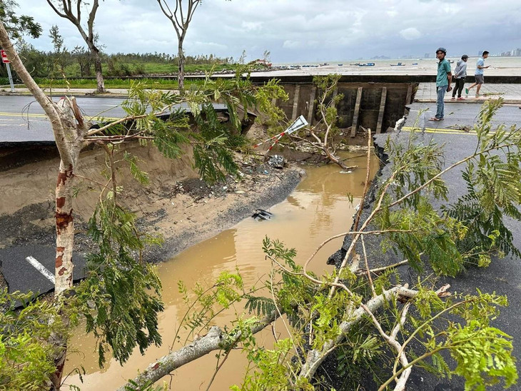 Đặc biệt là cuối tuyến đường Hoàng Sa, dẫn lên bán đảo Sơn Trà, nước lũ đã xé toang mặt đường để thoát ra biển.