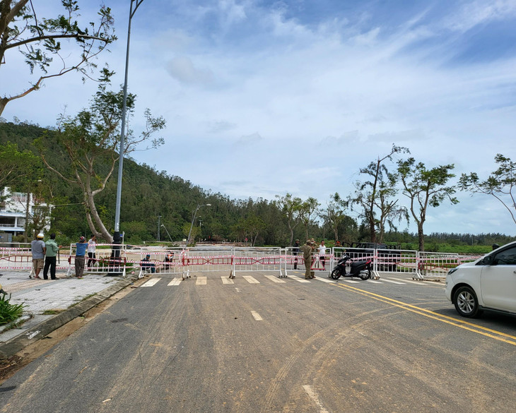 Tại vị trí này, lực lượng chức năng đã dựng rào chắn cảnh báo và ngăn chặn phương tiện, người dân qua lại. Ảnh: Hà Minh