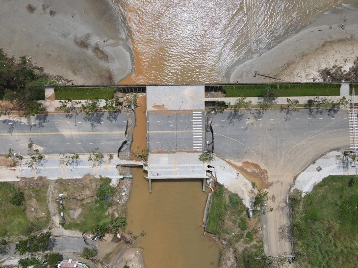 Hình ảnh từ trên cao vị trí cuối đường Hoàng Sa bị nước lũ "cắt" ngang