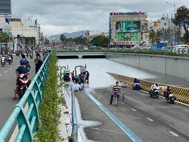 Trong khi đó, hầm chui tuyến Điện Biên Phủ vẫn ngập hoàn toàn, lực lượng vận hành đang tiến hành lắp đặt bơm để bơm hút nước từ trong hầm ra