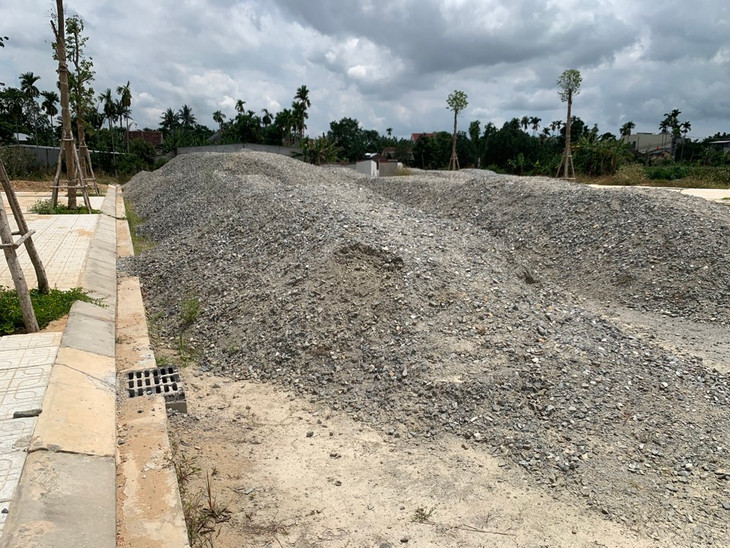 Nhà dân vẫn vướng mặt bằng tuyến chính công trình đường Thạch Bích - Tịnh Phong