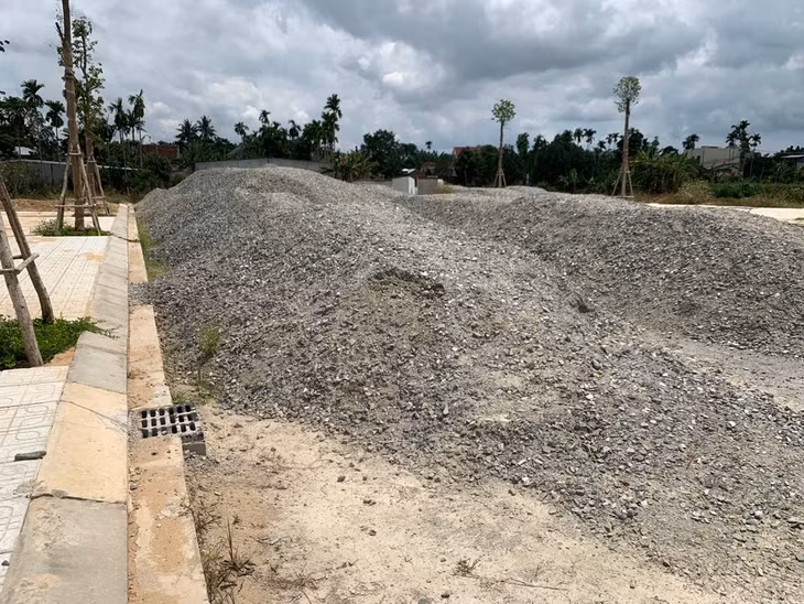 Nhà dân vẫn vướng mặt bằng tuyến chính công trình đường Thạch Bích - Tịnh Phong Nhà dân vẫn vướng mặt bằng tuyến chính công trình đường Thạch Bích - Tịnh Phong