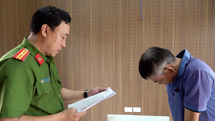 Công an TP. Long Xuyên tống đạt quyết định khởi tố đối với bị can Lê Văn Trường