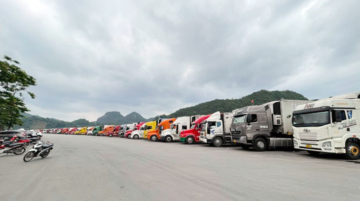 Xe chở hàng chờ xuất khẩu qua cửa khẩu Tân Thanh Xe chở hàng chờ xuất khẩu qua cửa khẩu Tân Thanh