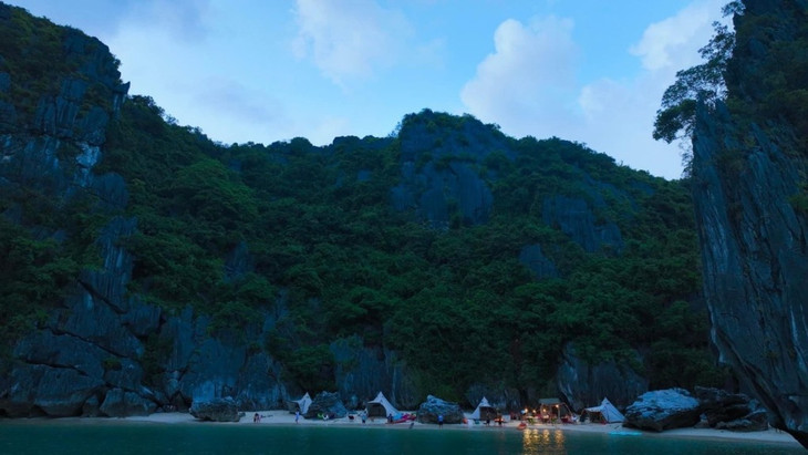 Hoạt động du lịch trái phép trên đảo Mặt Rồng được ghi nhận Hoạt động du lịch trái phép trên đảo Mặt Rồng được ghi nhận