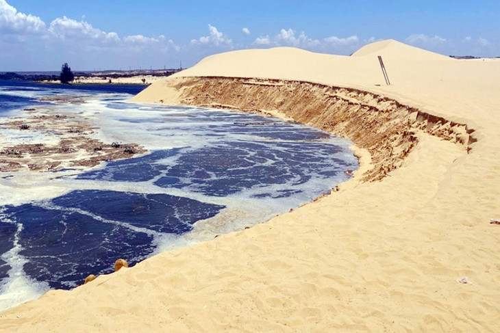 Địa điểm sạt lở thuộc Khu du lịch Bàu Trắng với chiều dài khoảng 70 - 80 m, chiều ngang nước lấn vào đồi cát khoảng 25 m