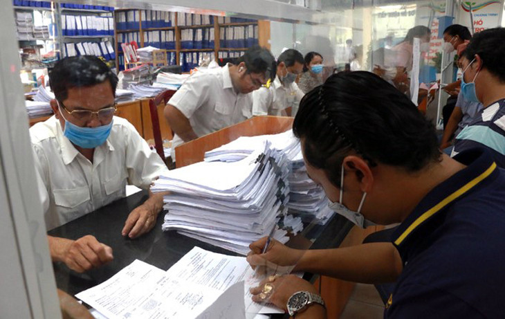 Cán bộ hướng dẫn người dân làm thủ tục hành chính tại TP. Thủ Đức, TP.HCM