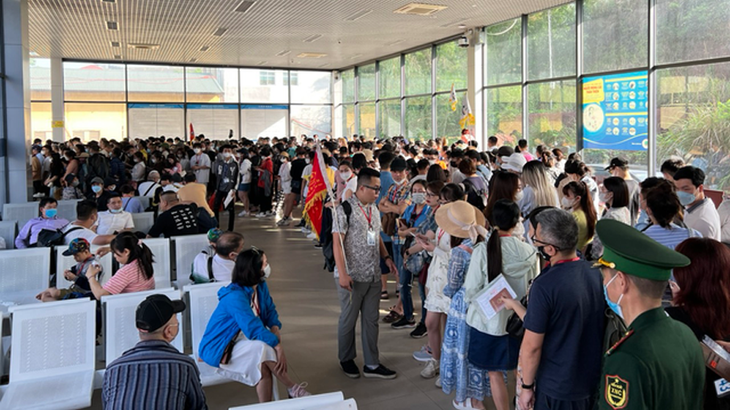 Cảnh ùn tắc xảy ra tại Cửa khẩu quốc tế Móng Cái trong đợt nghỉ lễ này