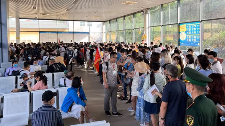 Cảnh ùn tắc xảy ra tại Cửa khẩu quốc tế Móng Cái trong đợt nghỉ lễ này