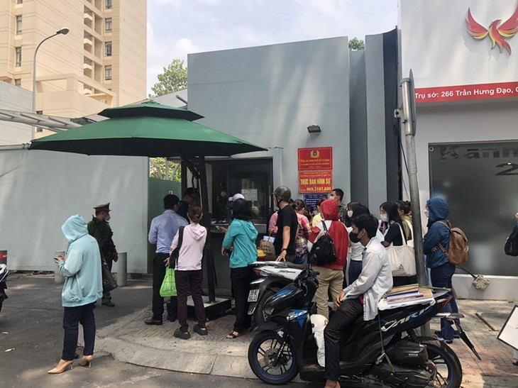 Ngày 18/4, nhiều người dân đã tới văn phòng Cơ quan Cảnh sát điều tra Công an TP.HCM nộp đơn tố cáo Ngân hàng SCB liên kết với Manulife có hành vi chiếm đoạt tiền của khách hàng