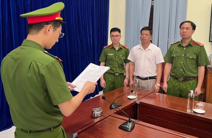 Cảnh sát điều tra tống đạt quyết định khởi tố ông Kỳ Cảnh sát điều tra tống đạt quyết định khởi tố ông Kỳ