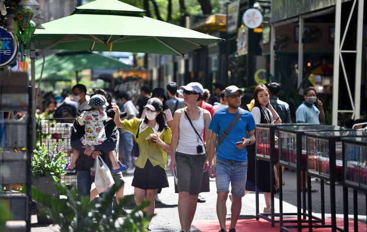 Du khách tham quan đường sách Nguyễn Văn Bình trong kỳ nghỉ