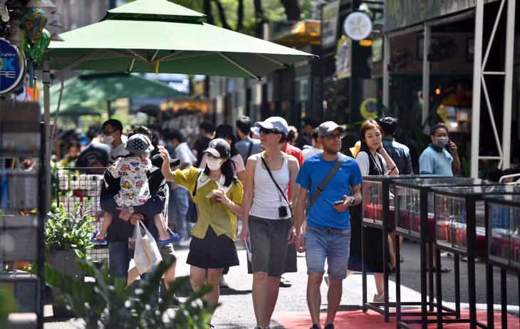 Du khách tham quan đường sách Nguyễn Văn Bình trong kỳ nghỉ